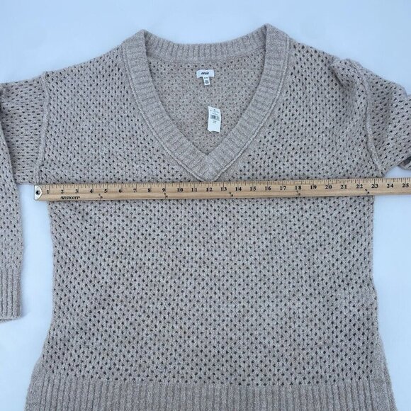 Aerie Oversized V-Neck Knit Sweater Size M Eyelet Beige NWT Beach Boho - Picture 9 of 11